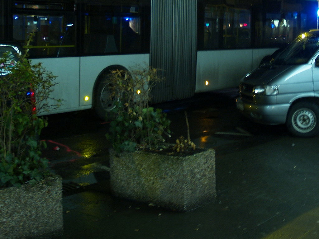 Person von Bus angefahren Koeln Aachenerstr P1.JPG